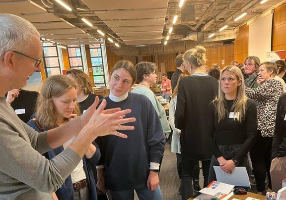 Menschen beim Infostand